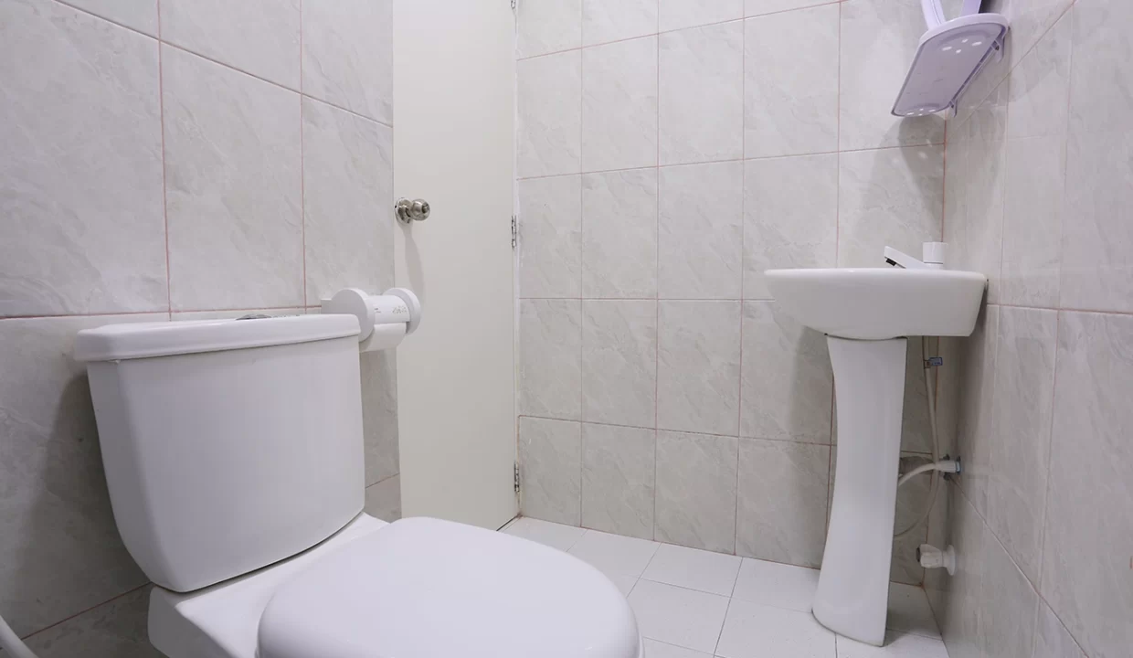 10 - Sea Retreats Toilet A-min