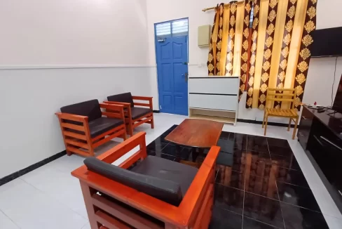 Fully furnished 3 bedroom apartment with a large backyard in Feydhoo, Addu City for Daily Rent. A photo of the living room.