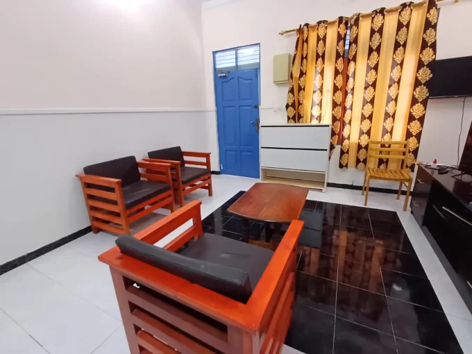 Fully furnished 3 bedroom apartment with a large backyard in Feydhoo, Addu City for Daily Rent. A photo of the living room.