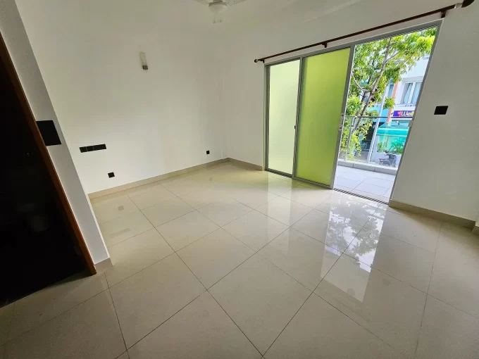 Unfurnished 3+1 bedroom duplex row house apartment in Hithigas Magu 6, Hulhumale'. A photo of the living area.