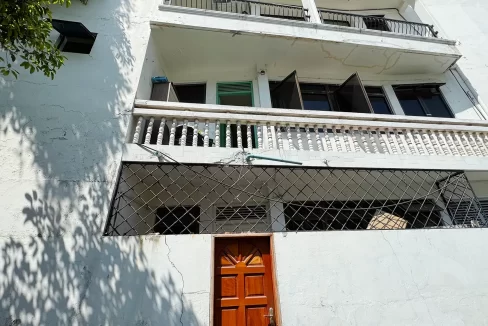 Unfurnished 3 storey building with 1364 square feet of land for sale in Neelofaru Hingun, Galolhu, Male'.