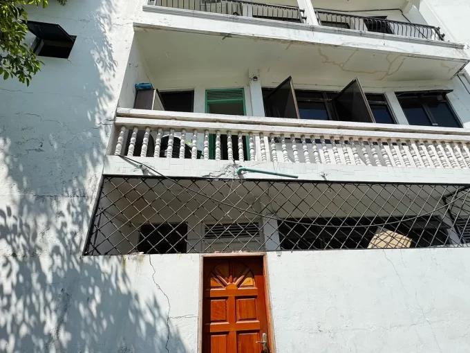 Unfurnished 3 storey building with 1364 square feet of land for sale in Neelofaru Hingun, Galolhu, Male'.