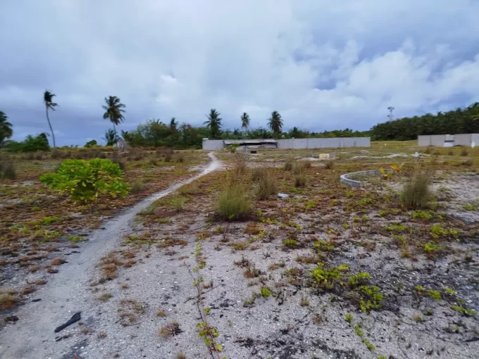 Bare land plot of 2000 sqft in Kudahuvadhoo, Dhaalu Atoll for lease/rent. A photo of the land plot area.